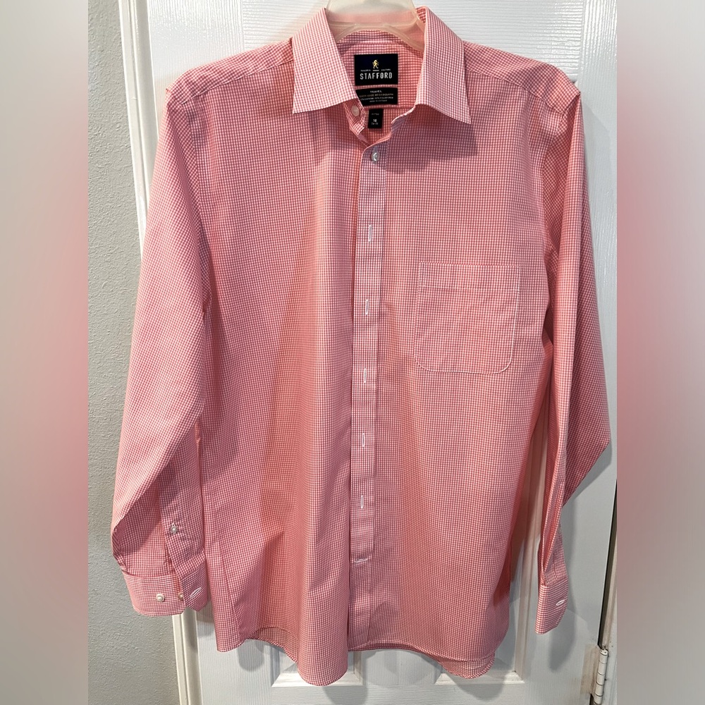 Stafford brand men’s long sleeved button down shirt. Excellent condition.